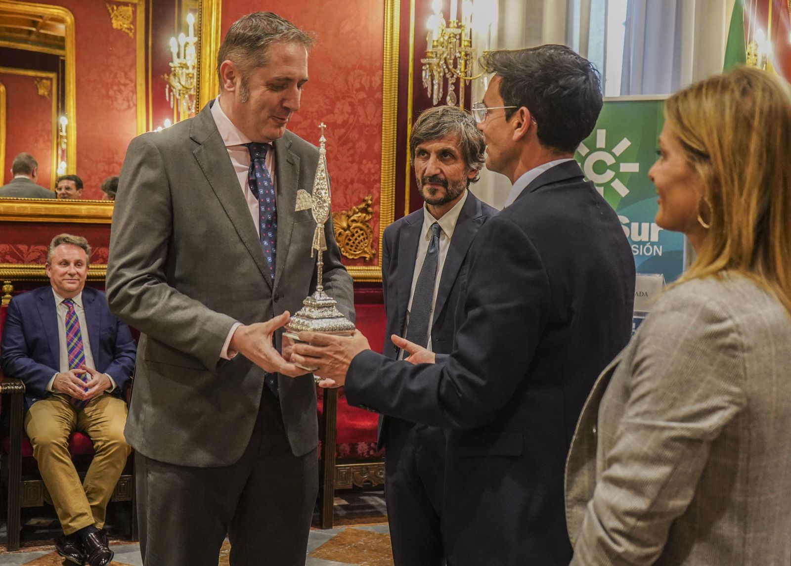 Entregan el 'Guion de Plata' de Canal Sur a la Hermandad de la Soledad Coronada ‘Las Chías’