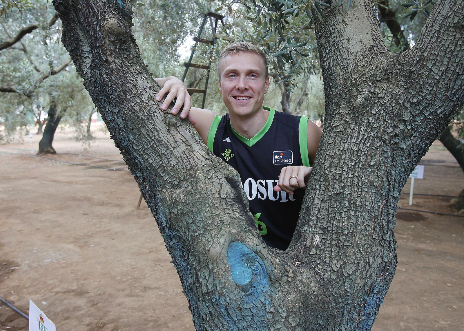 Borg posa durante la visita del equipo a la Hacienda Guzmán, del patrocinador Coosur.