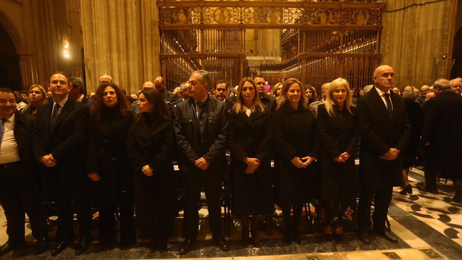 Autoridades presentes en el funeral, con el alcalde, Antonio Muñoz, a la cabeza.