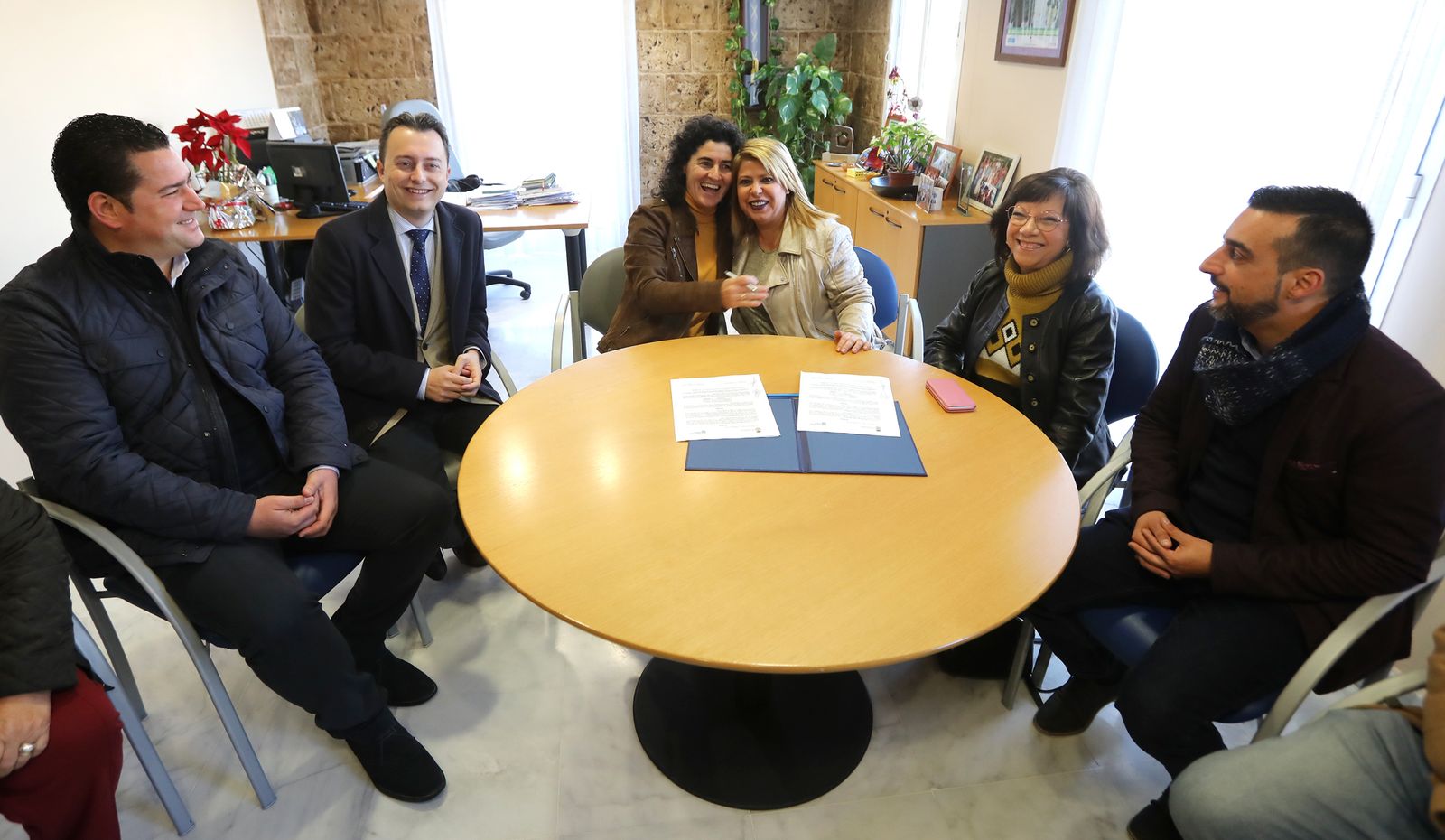 La alcaldesa Mamen Sánchez y la alcaldesa de Guadalcacín, sonrientes tras la firma del acuerdo.