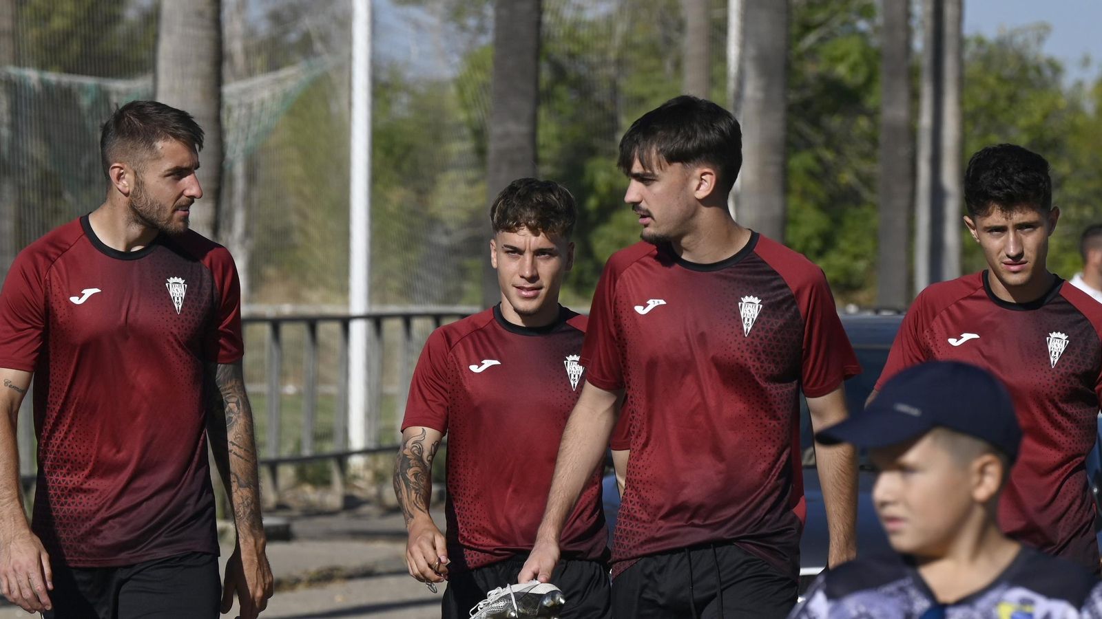 Casas, a la izquierda en la imagen, llega a la Ciudad Deportiva para ejercitarse con el Córdoba CF.