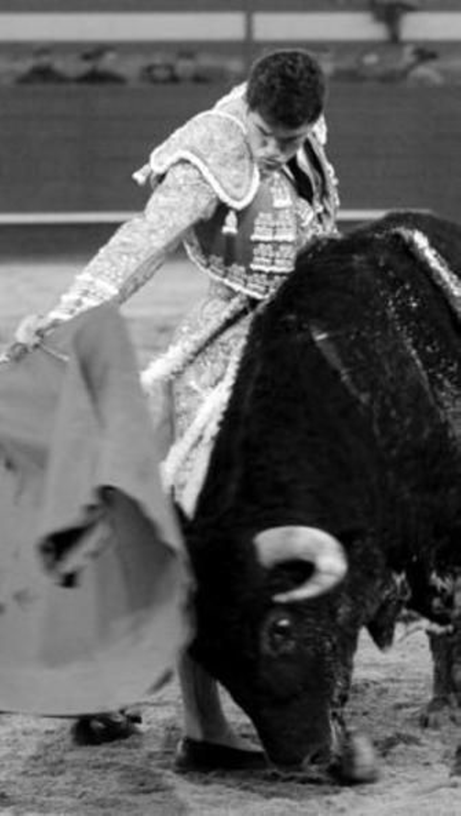 Daniel Luque toreando con la derecha al primer toro de su lote.