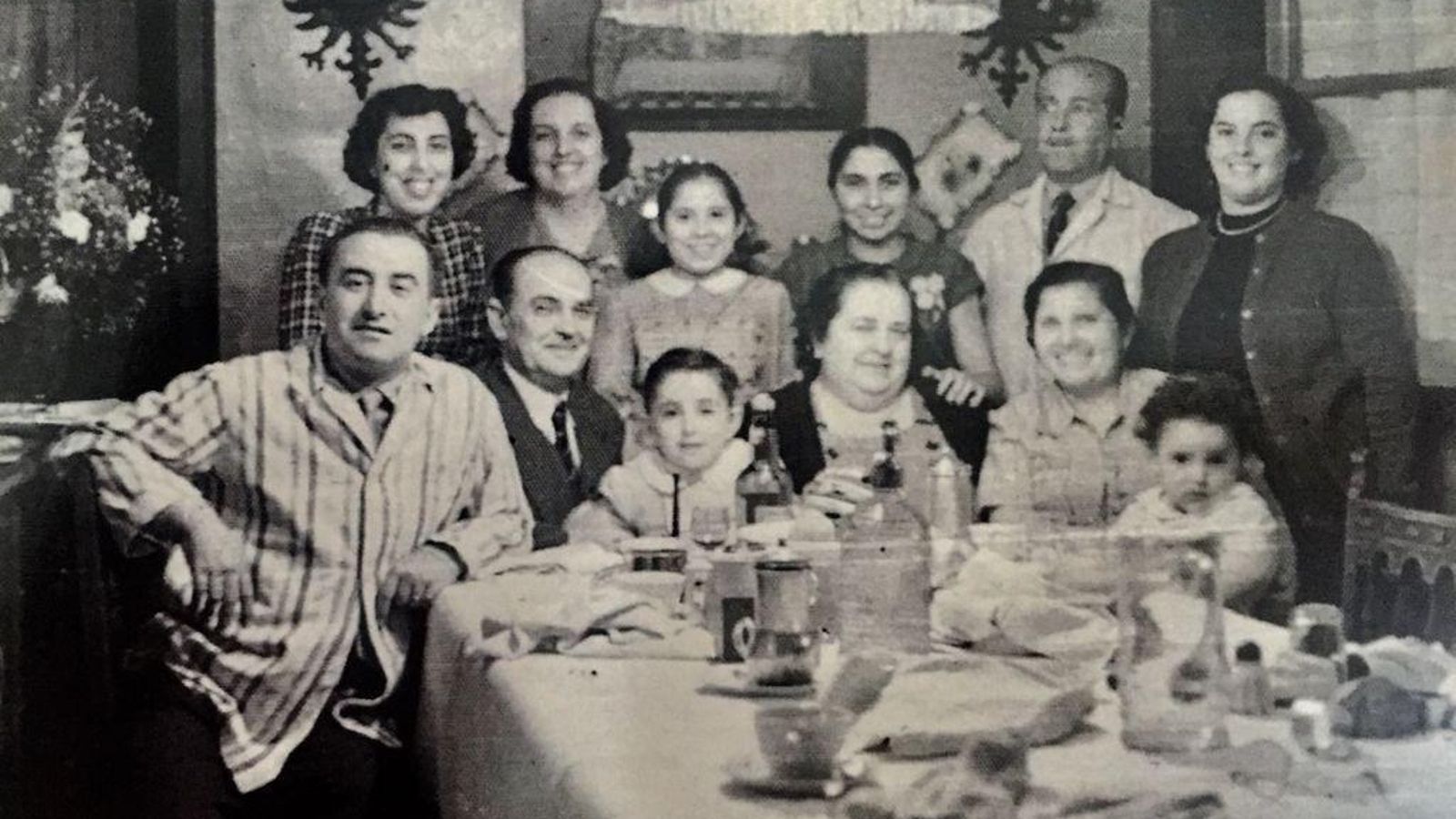 Sentados, Santiago Fernández- Repeto, Antonio Valls, niño Joaquín Fernández-Repeto, Agustina Cardoso Ponce y Antonio Fernández -Repeto. De pie, Eloísa y Agustina Valls, Fina Carrera, Margarita Valls, José Escobar y Luisa Cardoso, en una comida en el comedor de la casa de la confitería Viena.