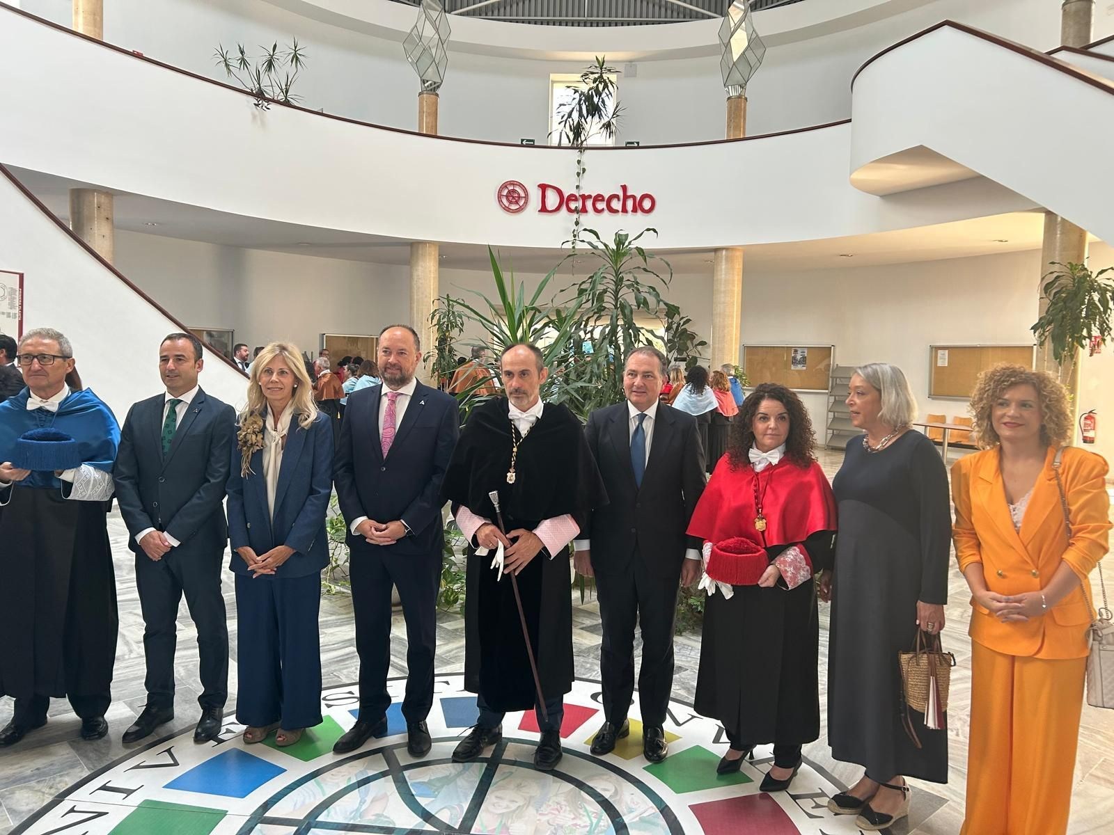 Representantes institucionales acompañan al rector, José Rodríguez Quintero, durante la inauguración del curso académico en la UHU.