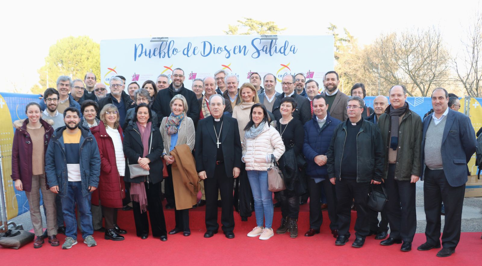 Foto de familia de la representación sevillana que encabeza el arzobispo, monseñor Asenjo.