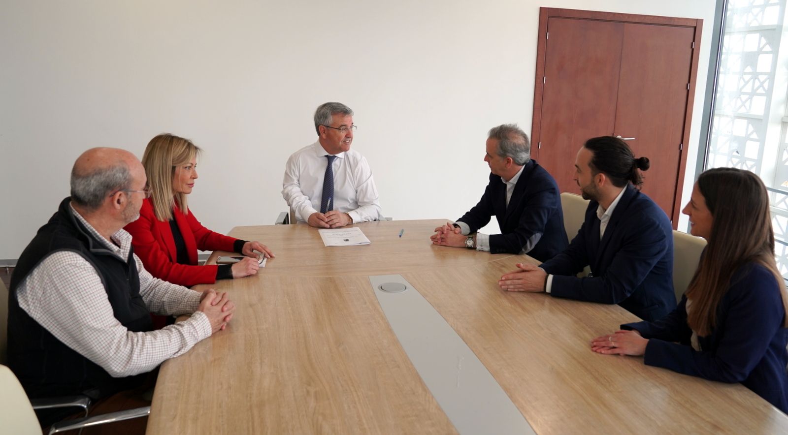 La firma del nuevo contrato entre el Ayuntamiento y la empresa adjudicataria.