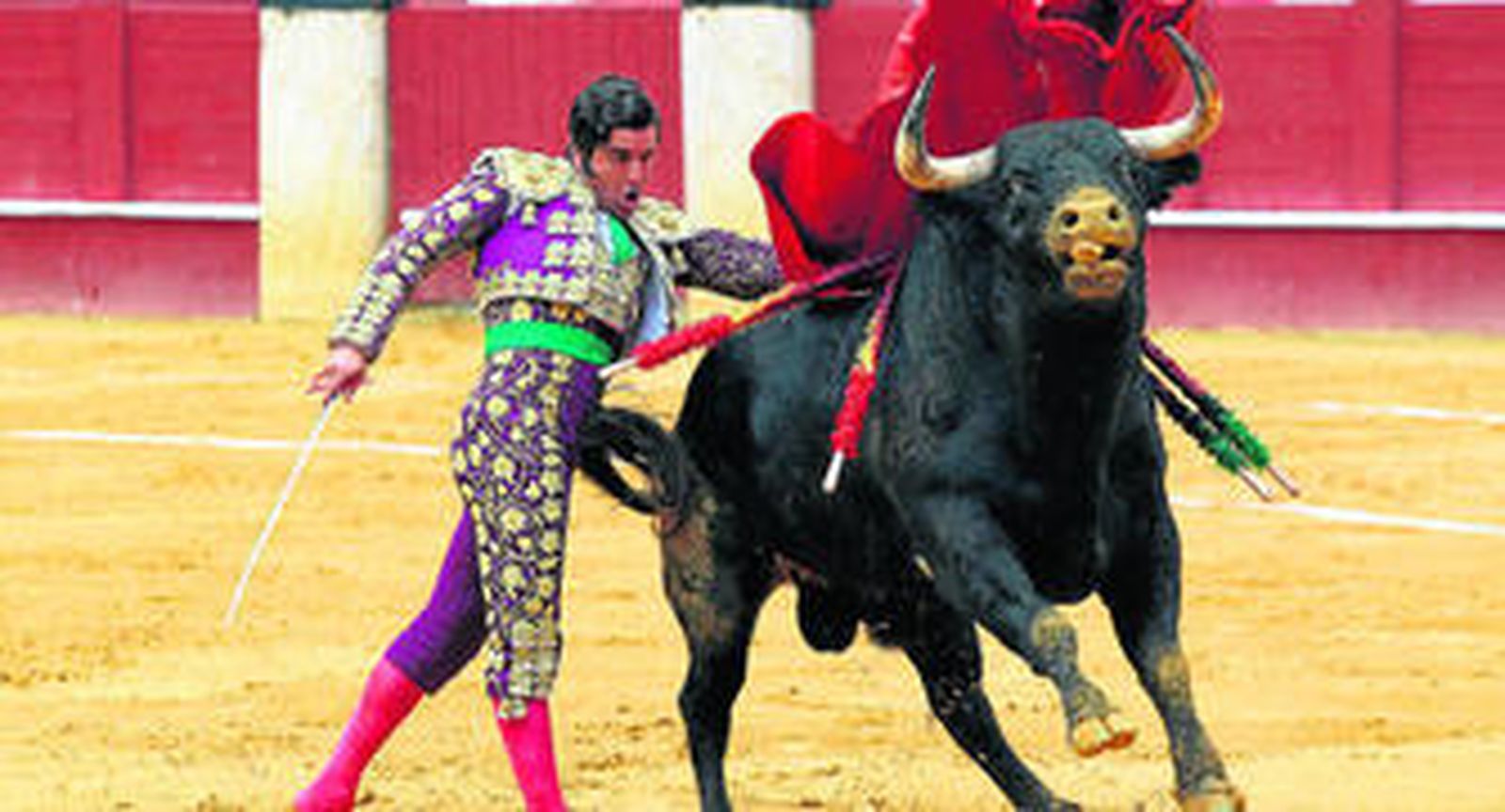 Morante culmina un pase de muleta, ayer, en La Malagueta.