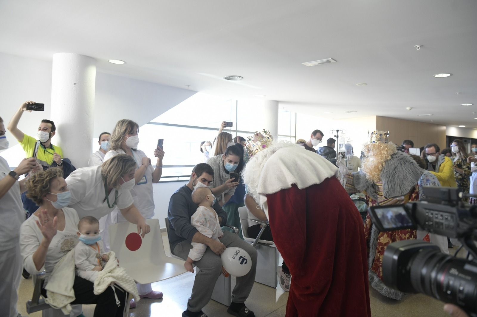 Así ha sido la visita de los Reyes Magos a los niños hospitalizados en el Hospital San Cecilio de Granada