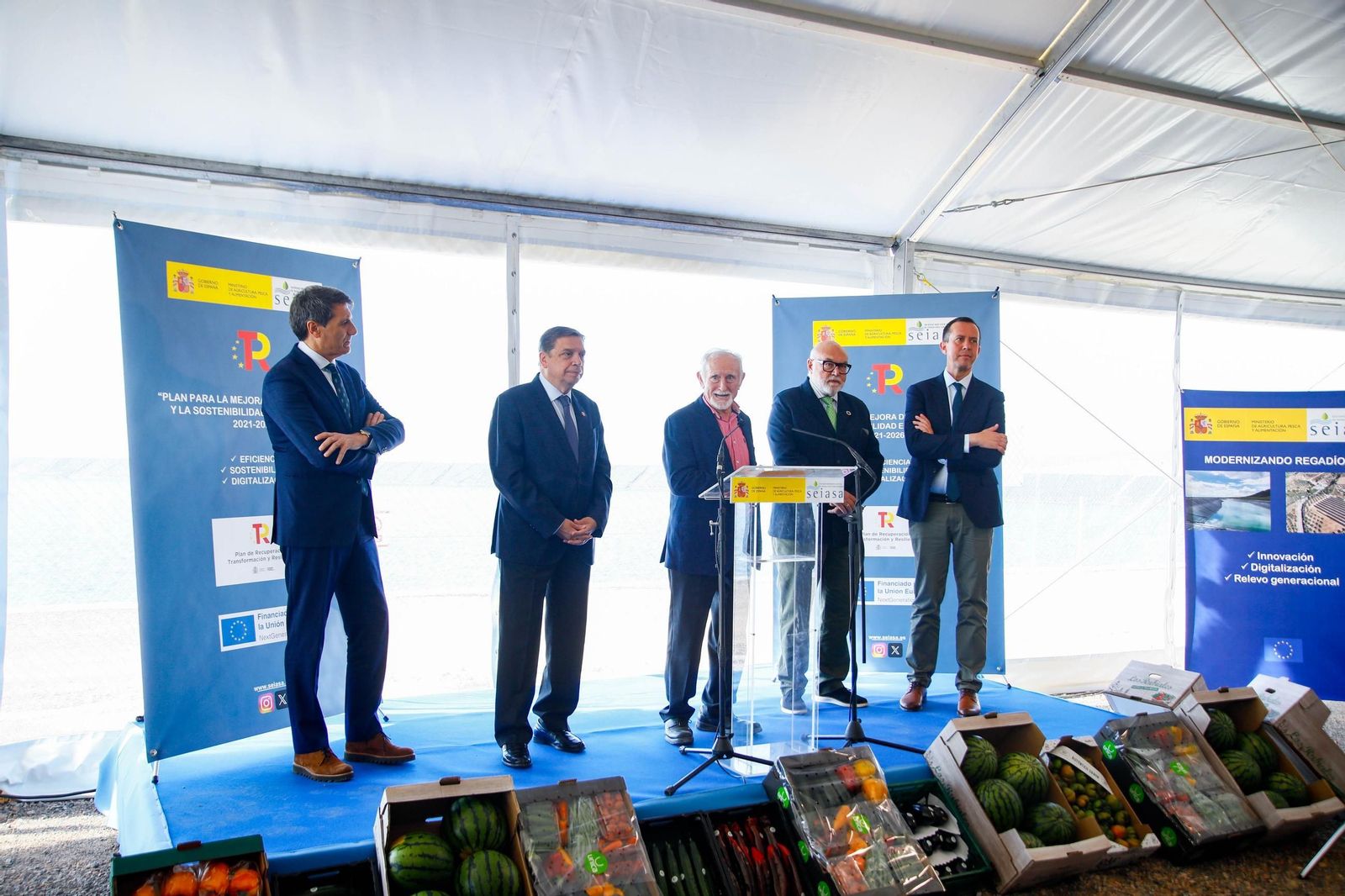 El ministro de Agricultura, Pesca y Alimentación, Luis Planas visita una de las balsas de la CUNC, en imágenes