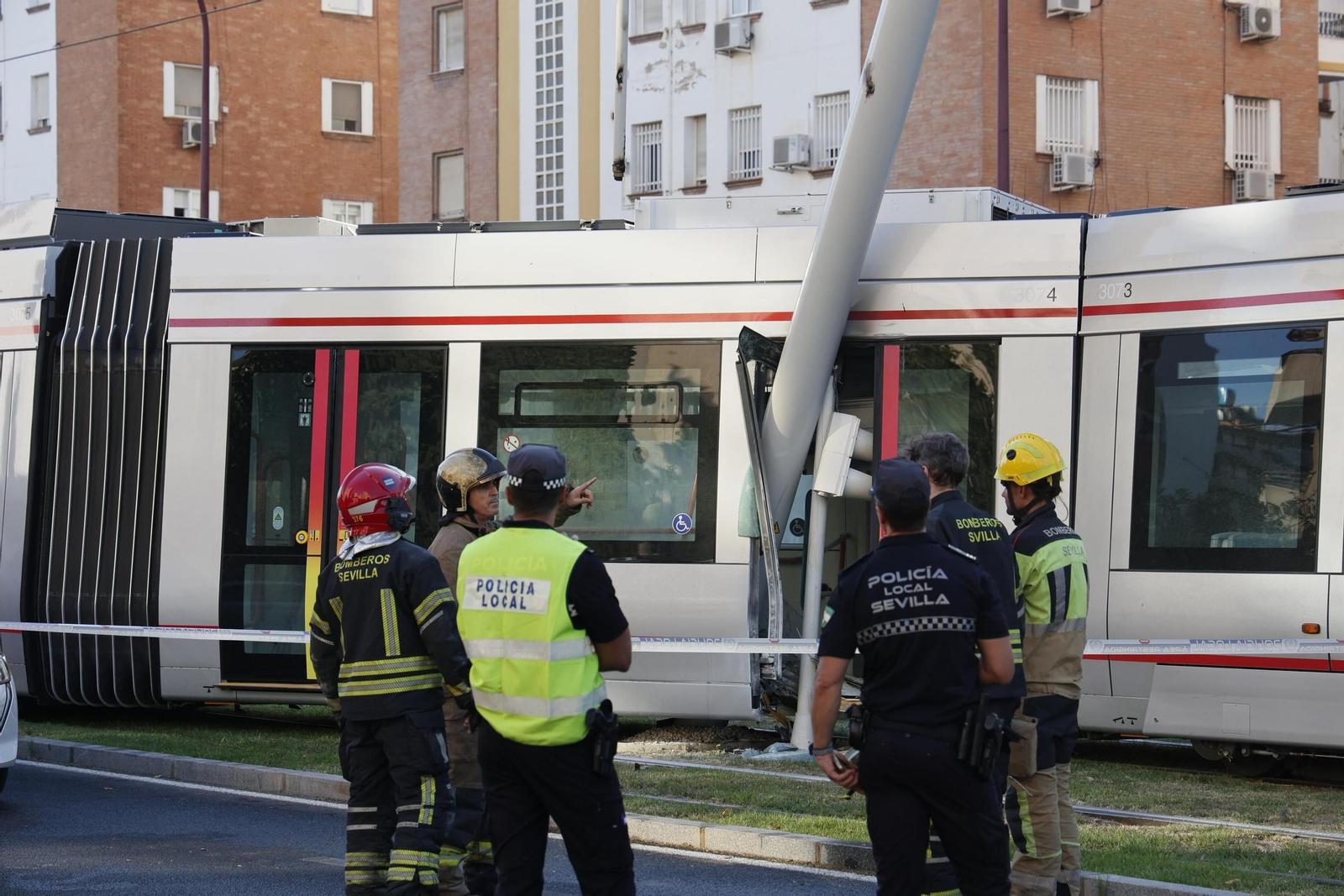 Las fotos del descarrilamiento del tranvía en la avenida de San Francisco Javier de Sevilla