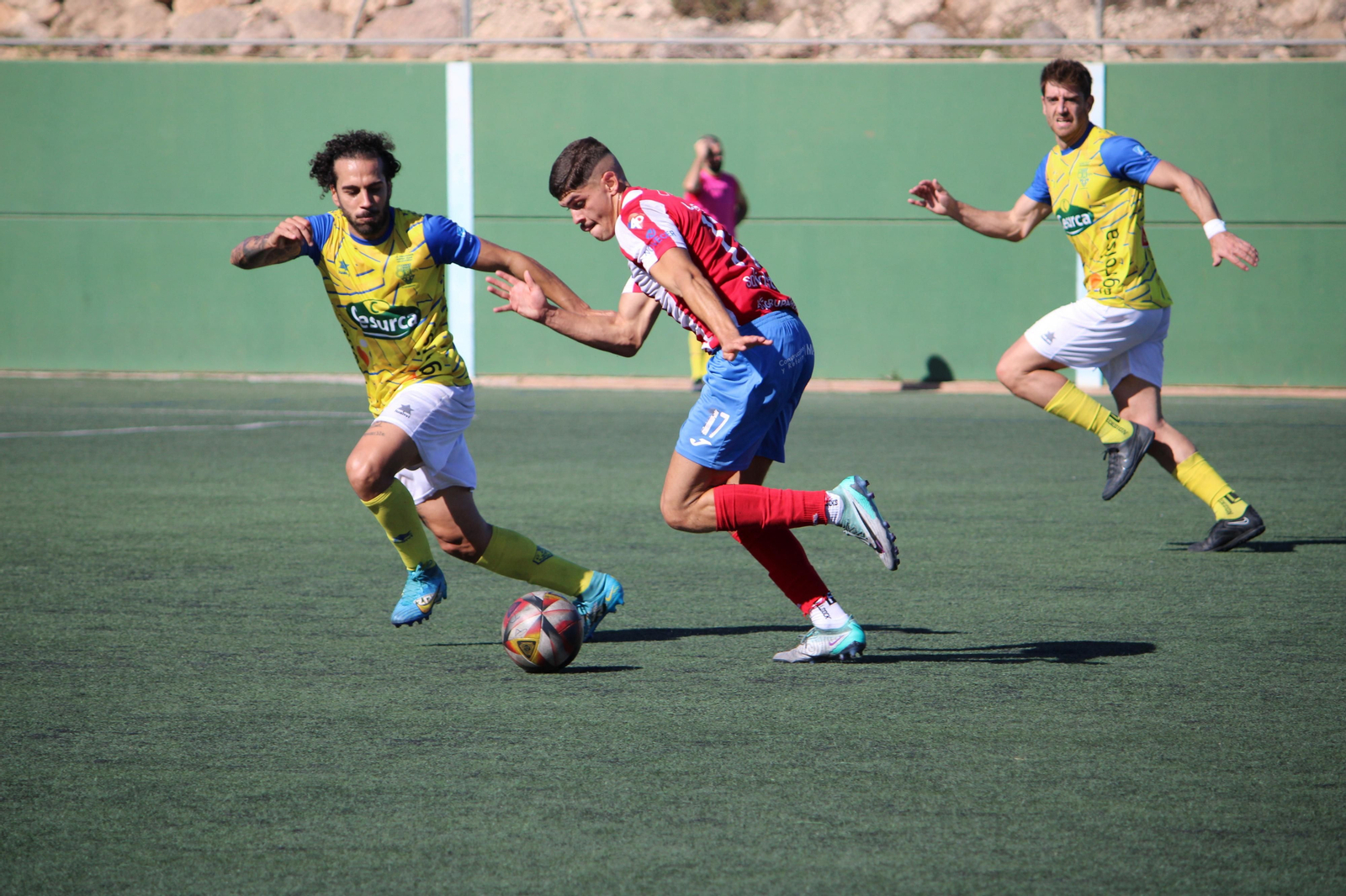 El rojiblanco Félix intenta irse de un rival en carrera durante el encuentro ante el Huétor Tájar.