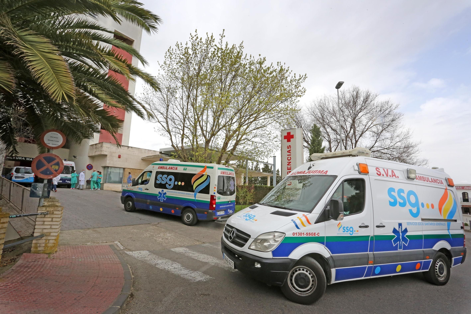 Ambulancias en la zona de urgencias del Hospital de Jerez.