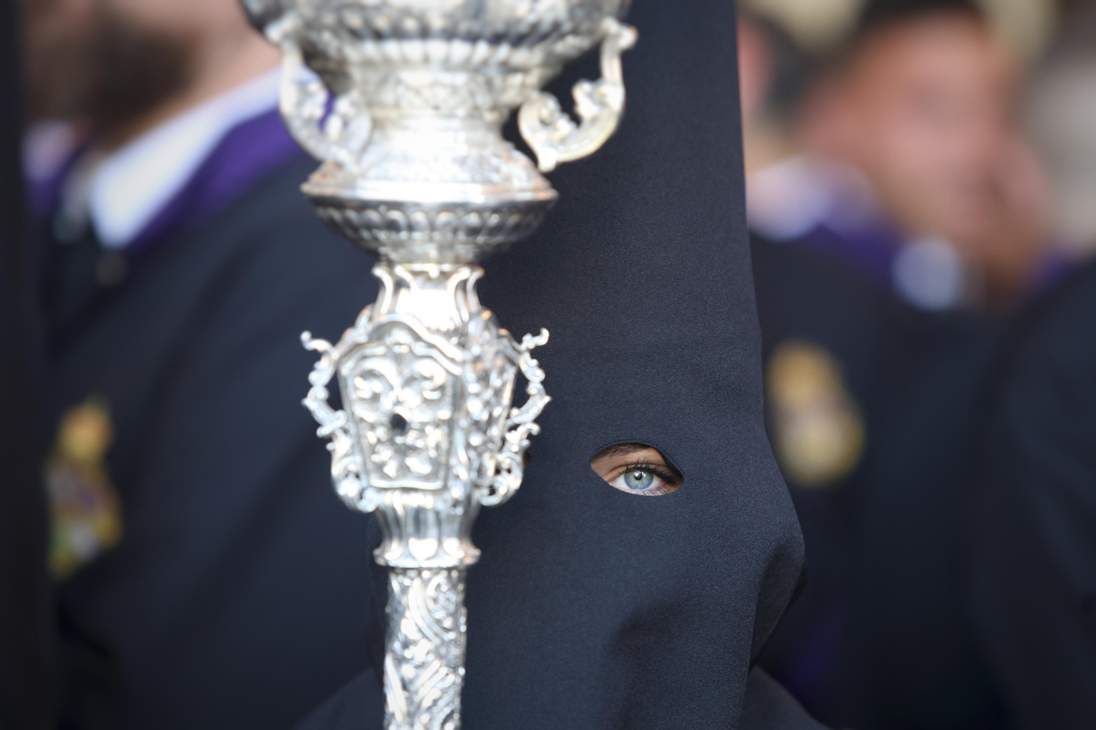 Crucifixión en su procesión del Lunes Santo en Málaga, en fotos