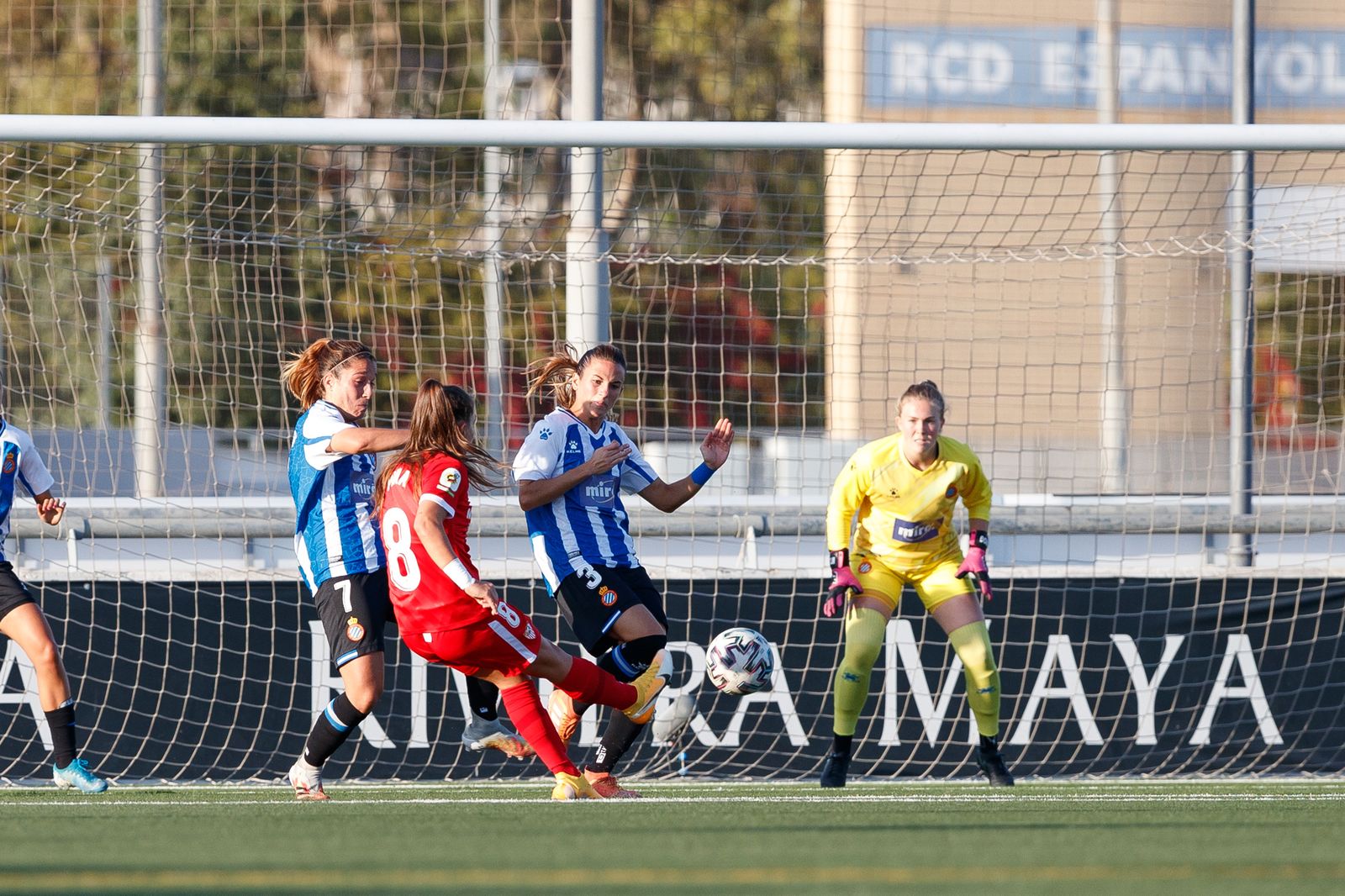 Claudia Pina dispara durante el duelo contra el Espanyol.