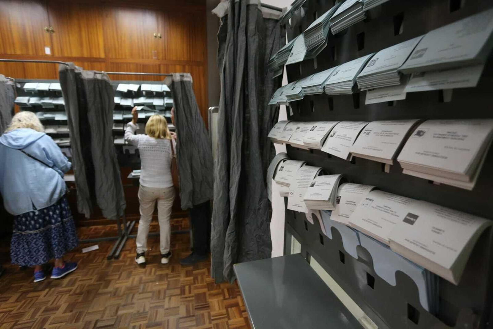 Una mujer en uno de los colegios electorales de la capital