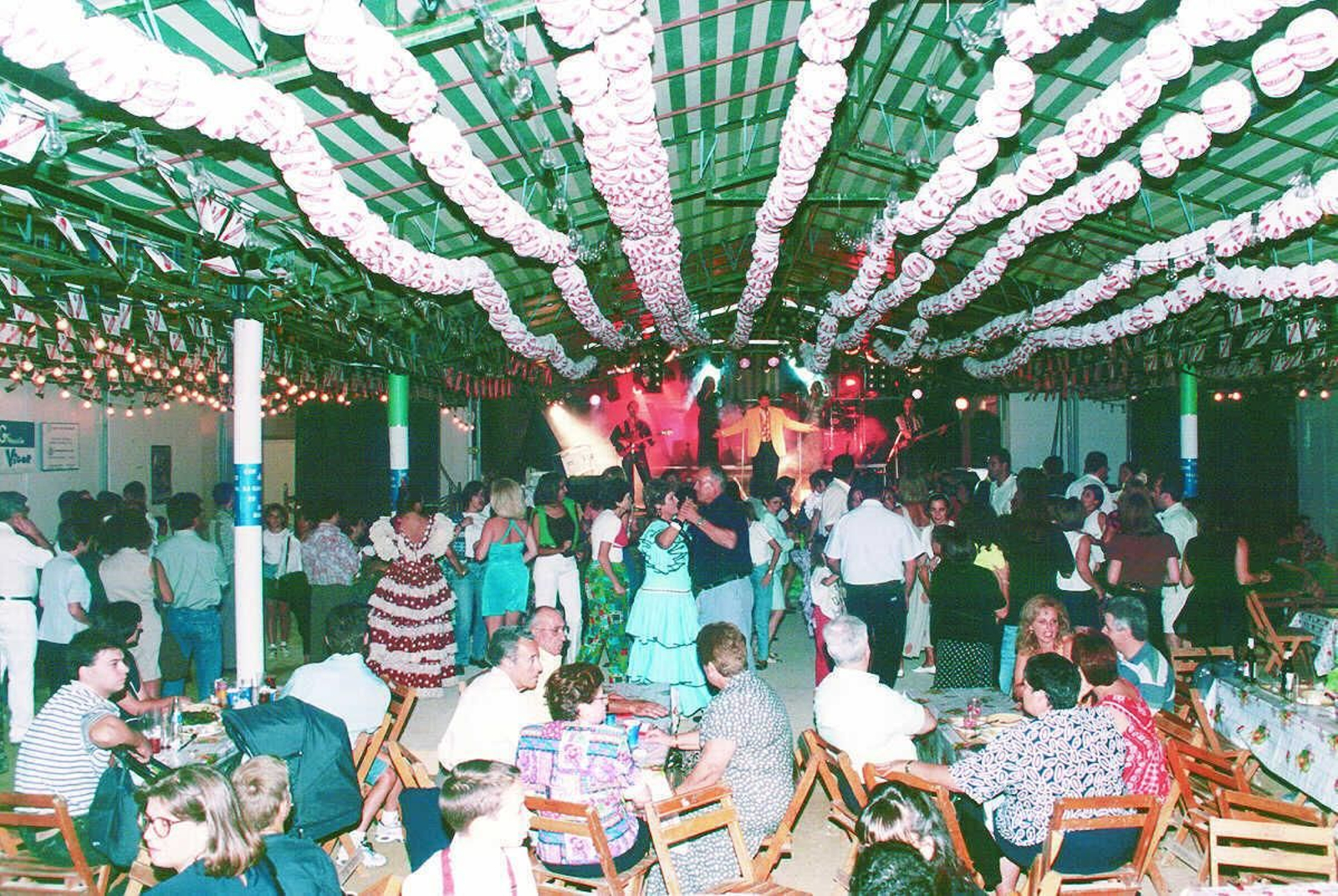 Bailando en una caseta de la Feria del Carmen