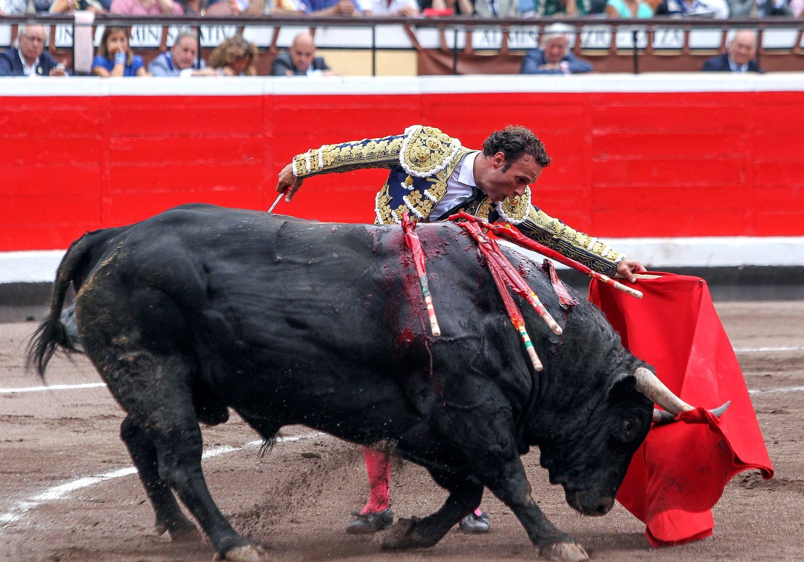 Antonio Ferrera, único diestro ovacionado ayer en Bilbao, en un natural al toro que abrió plaza.