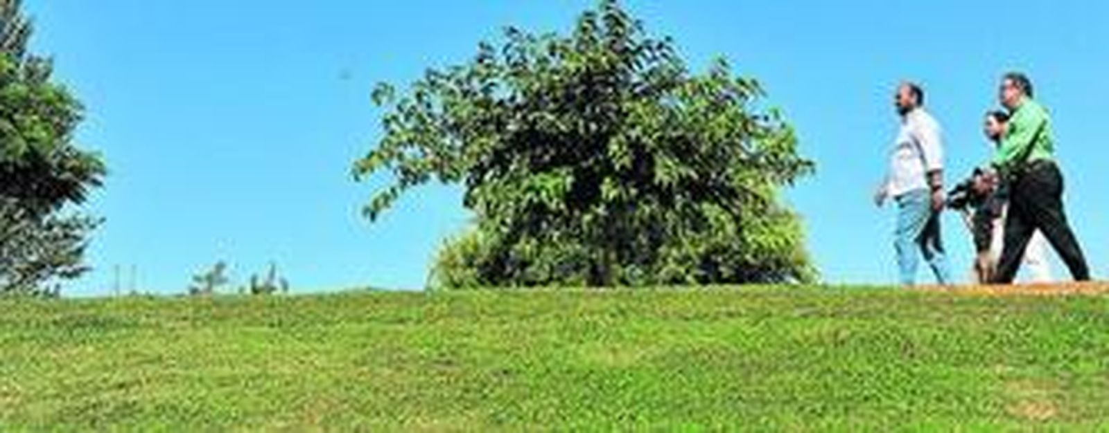 Zoido y el delegado del Distrito Triana, Francisco Pérez, recorren el sendero en altura que cruza el parque.