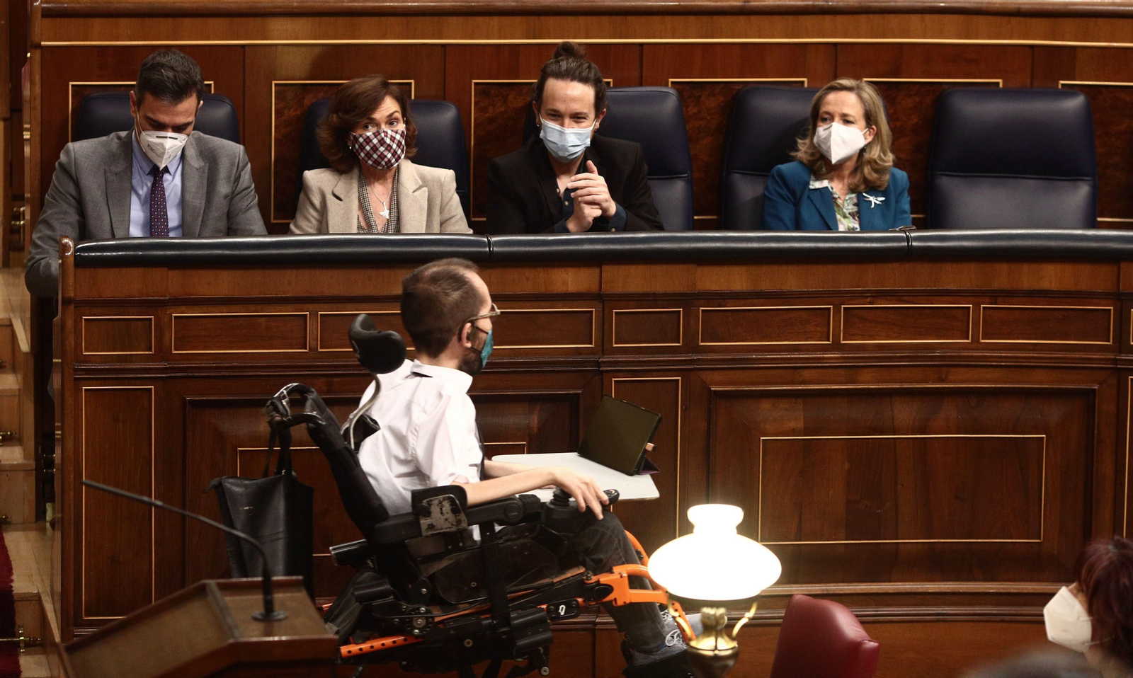 El portavoz parlamentario de Unidas Podemos, Pablo Echenique, ante Pedro Sánchez, Carmen Calvo, Pablo Iglesias y Nadia Calviño, este jueves en el Congreso.