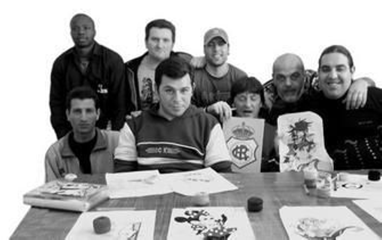 Madejas de hilos, cortaúñas, cepillo de dientes y cuchilla de sacapuntas, son las herramientas a utilizar por los presos en el taller de hilo.