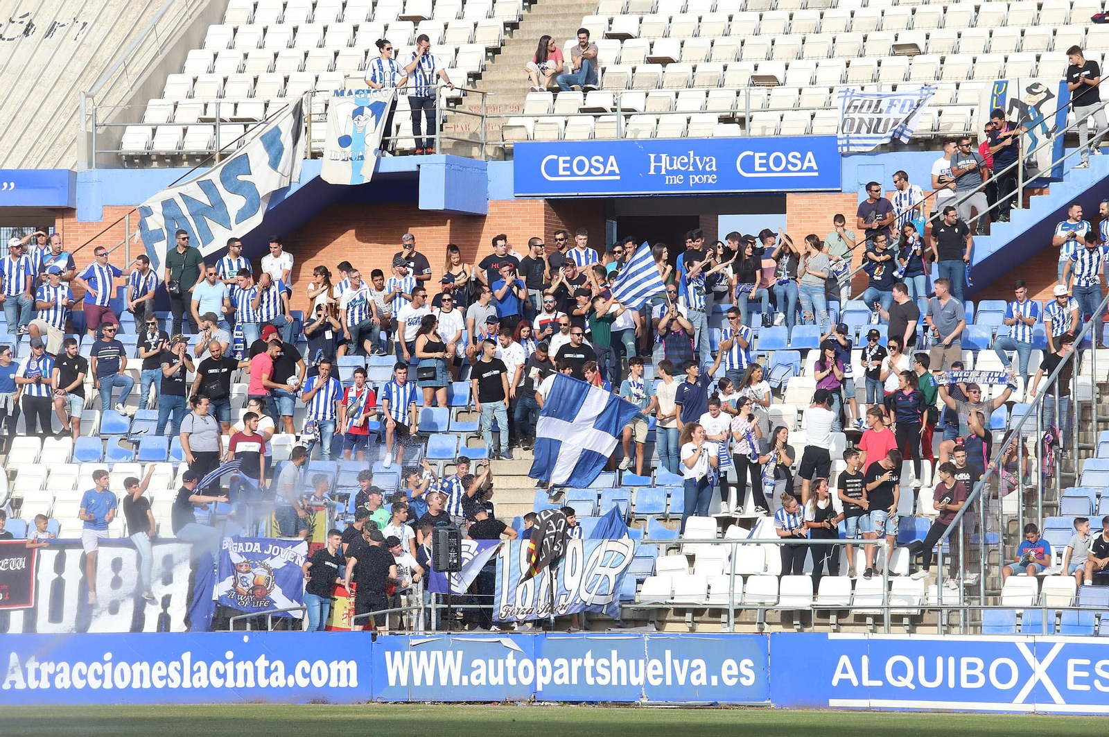 Imágenes del ambiente en el Estadio Nuevo Colombino