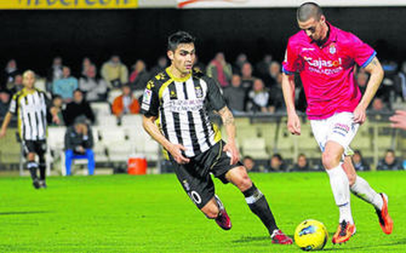 Dimas lucha con Borja Granero la temporada pasada.