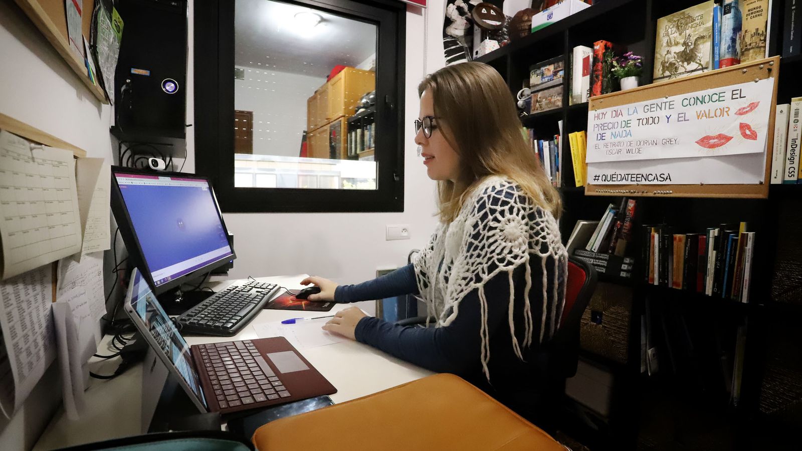Una profesora onubense durante una clase 'on line'.