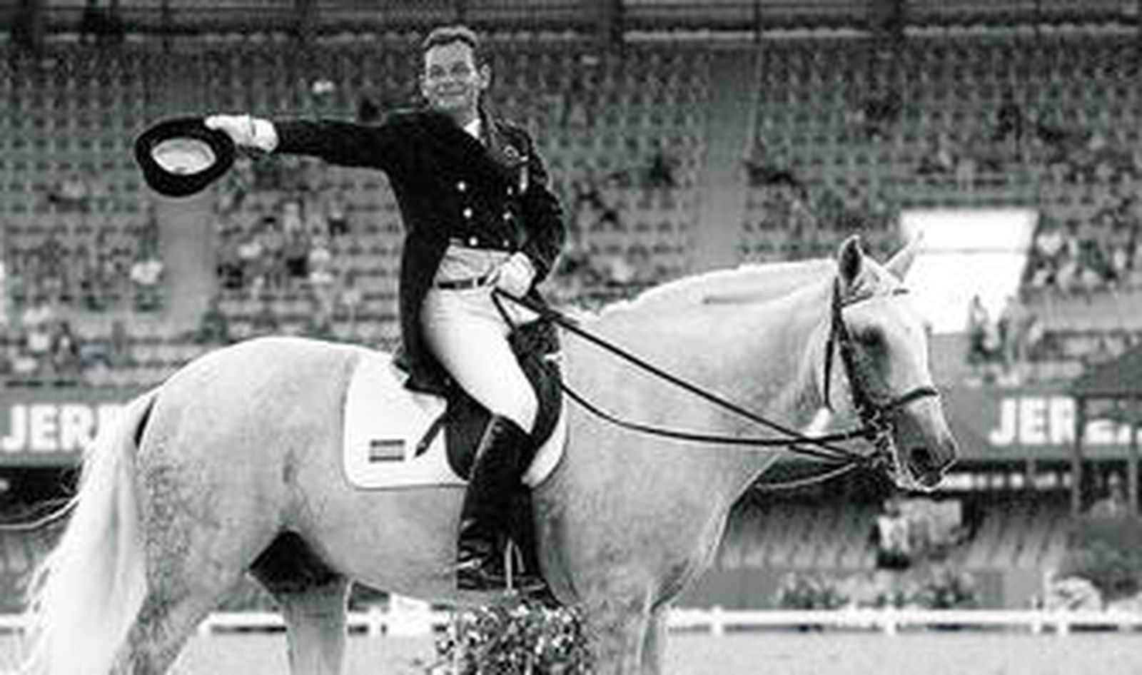 El jinete Rafael Soto, poniendo el colofón a la participación del equipo español de doma clásica en los Juegos Ecuestres de Jerez  2002.