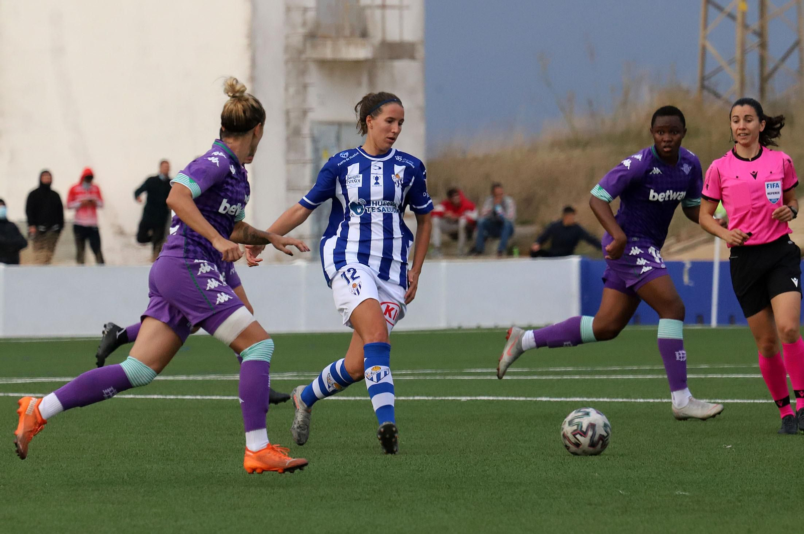 Un lance del choque de la primera vuelta entre Sporting y Real Betis.