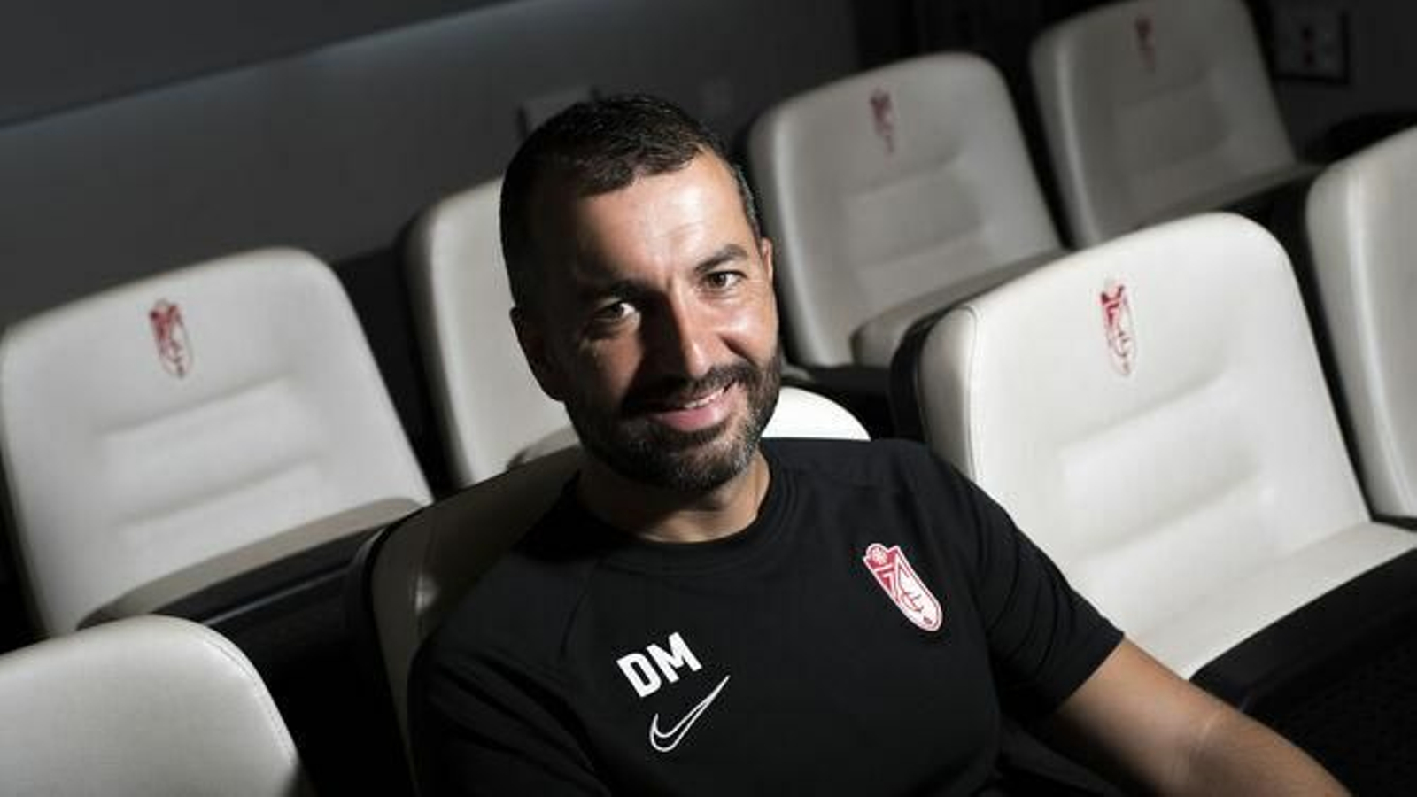 Diego Martínez posa en la sala de prensa de la ciudad deportiva