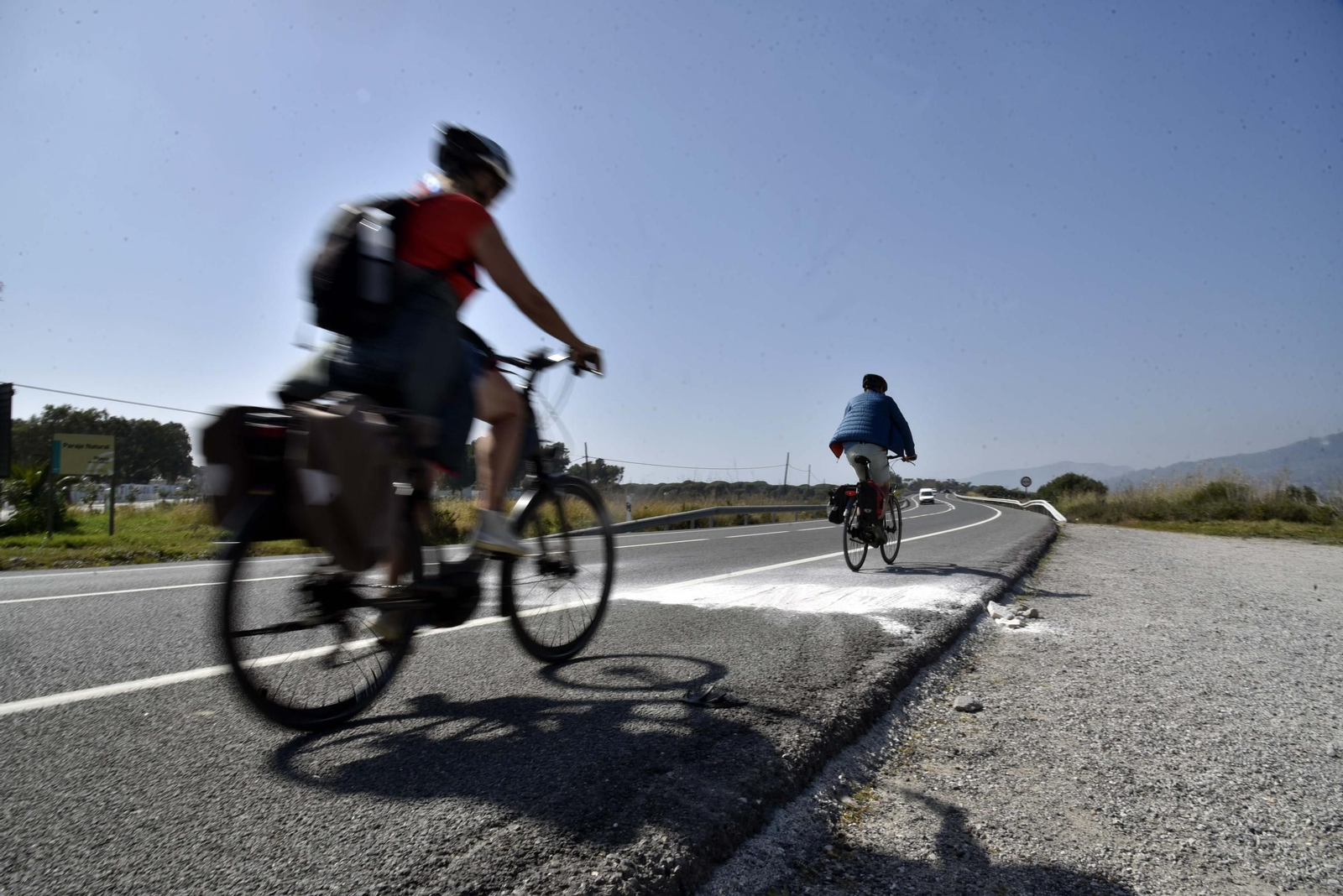 Ciclistas por una carrtera en una imagen de archivo.