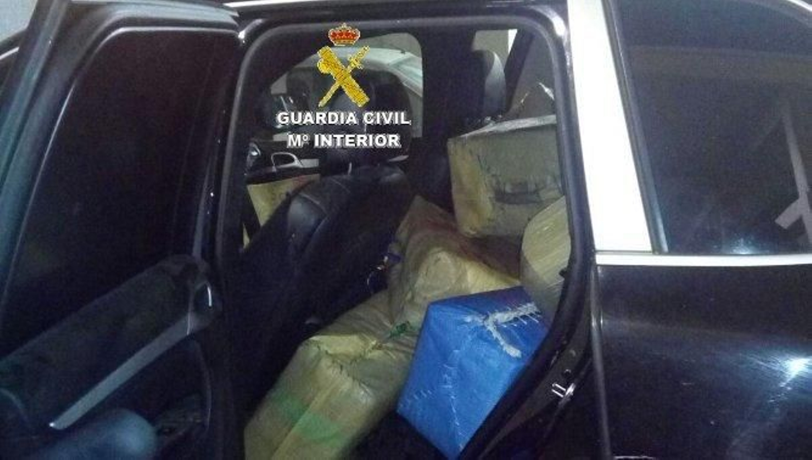 Parte del material intervenido en el interior de uno de los coches robados. Parte del material intervenido en el interior de uno de los coches robados.