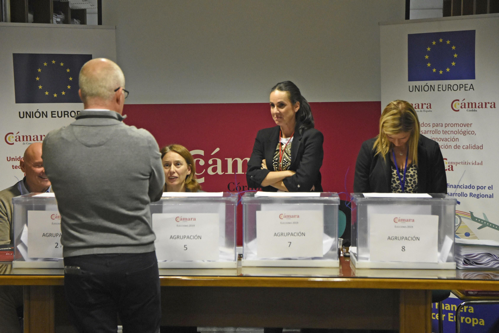 Un empresario vota en las elecciones de la Cámara de Comercio.