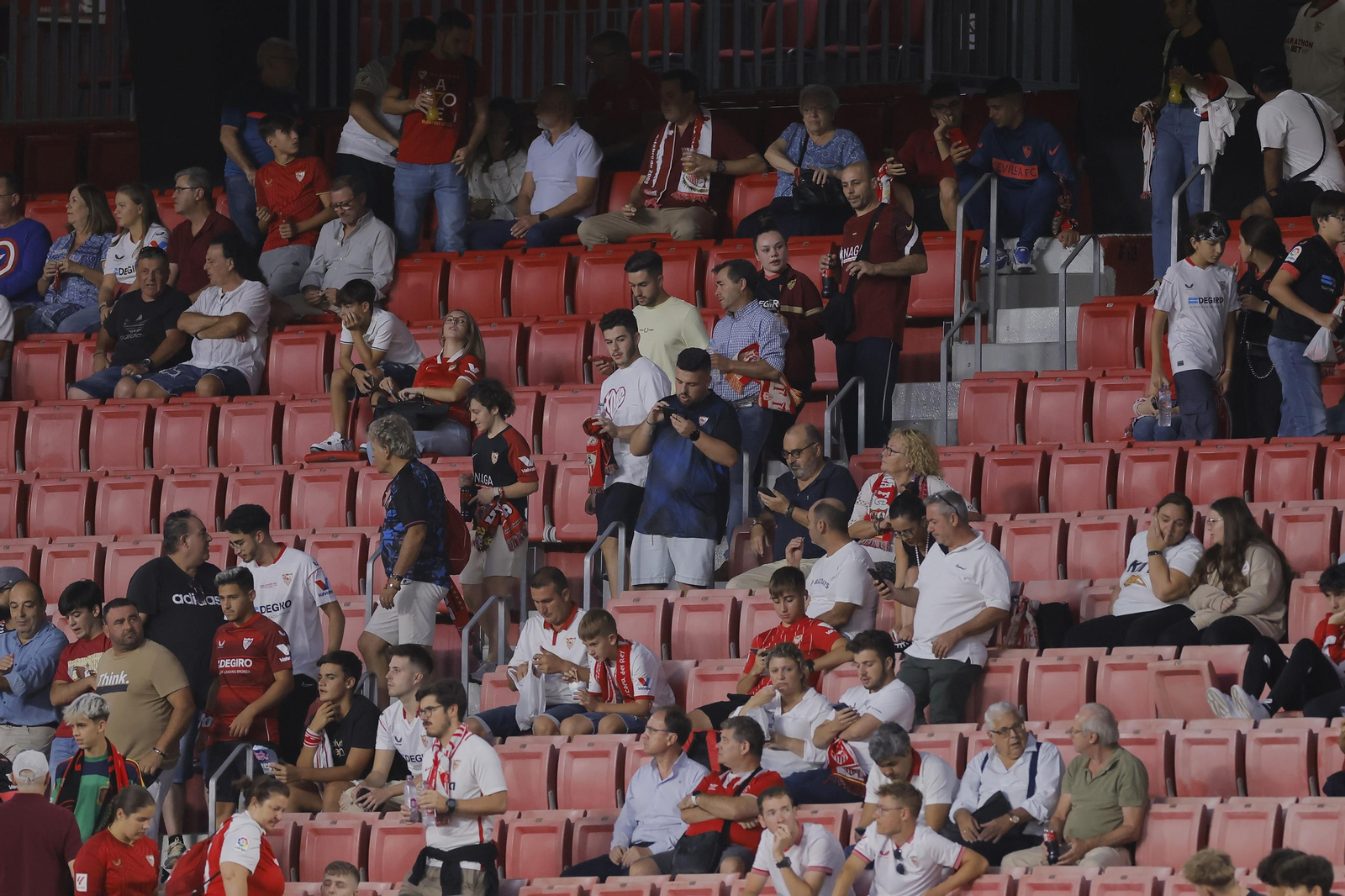 Búscate en las fotos del Sevilla-Lens