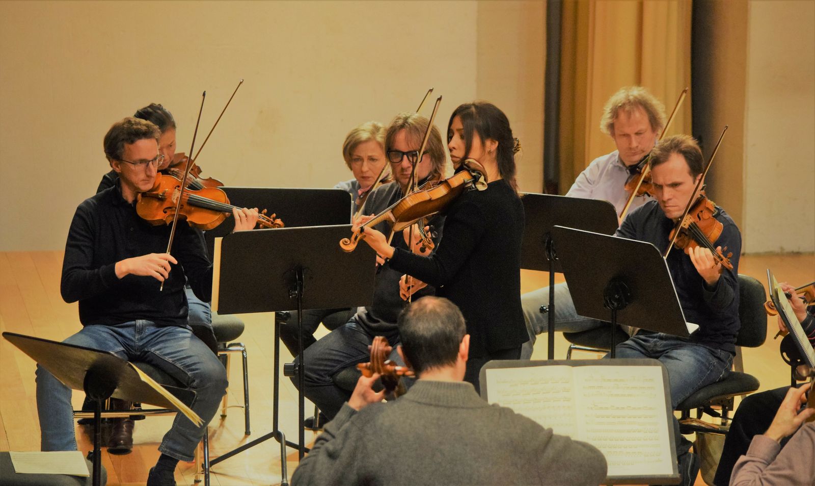Imagen del ensayo de la violinista y directora Leticia Moreno junto a la OCG esta mañana.