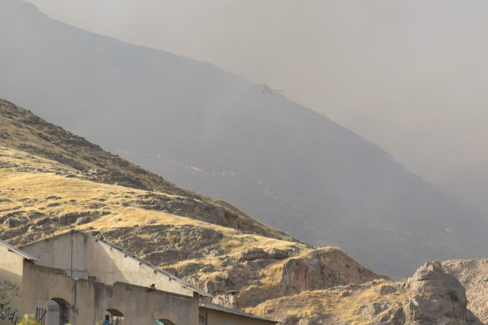 INFOCA lucha contra las llamas con todos sus medios por cielo y tierra: las imágenes