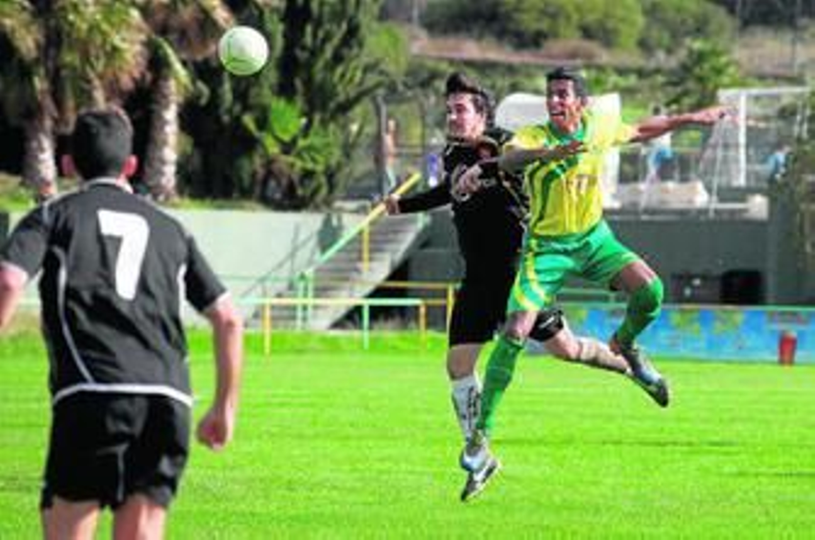 El gualdiverde Sidi salta con un contrario, ayer en el San Rafael.