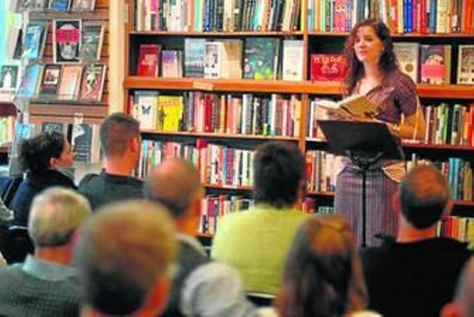 La escritora Hannah Tinti, durante una lectura pública de su libro 'El buen ladrón'.