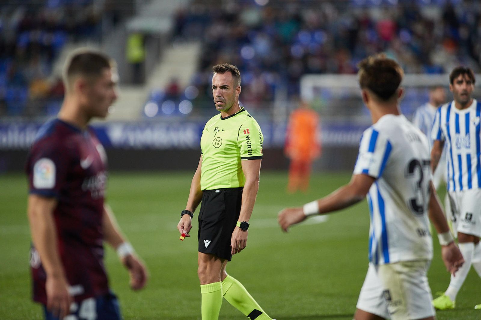 Gálvez Rascón en un duelo entre el Málaga y el Huesca de la pasada temporada.