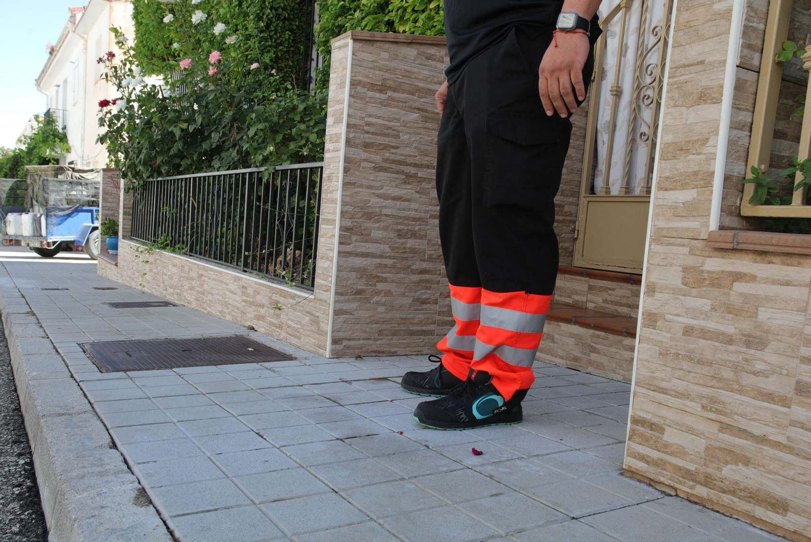 Un sanitario a las puertas de la casa donde tuvo lugar el crimen.