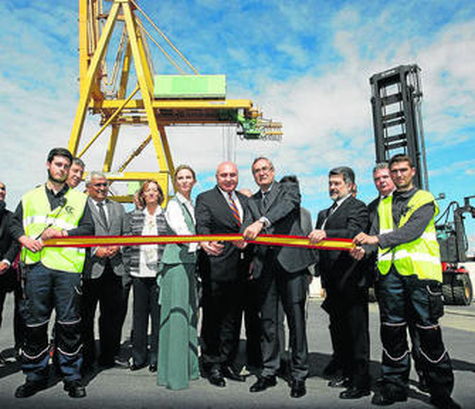 De izqda a dcha: Carmelo Romero, Antonio Ramírez, Carmen Ortiz, Diana Domecq, Robert Yildirim, José Llorca, Javier Barrero y Francisco Romero, ayer, durante la inauguración de la terminal.
