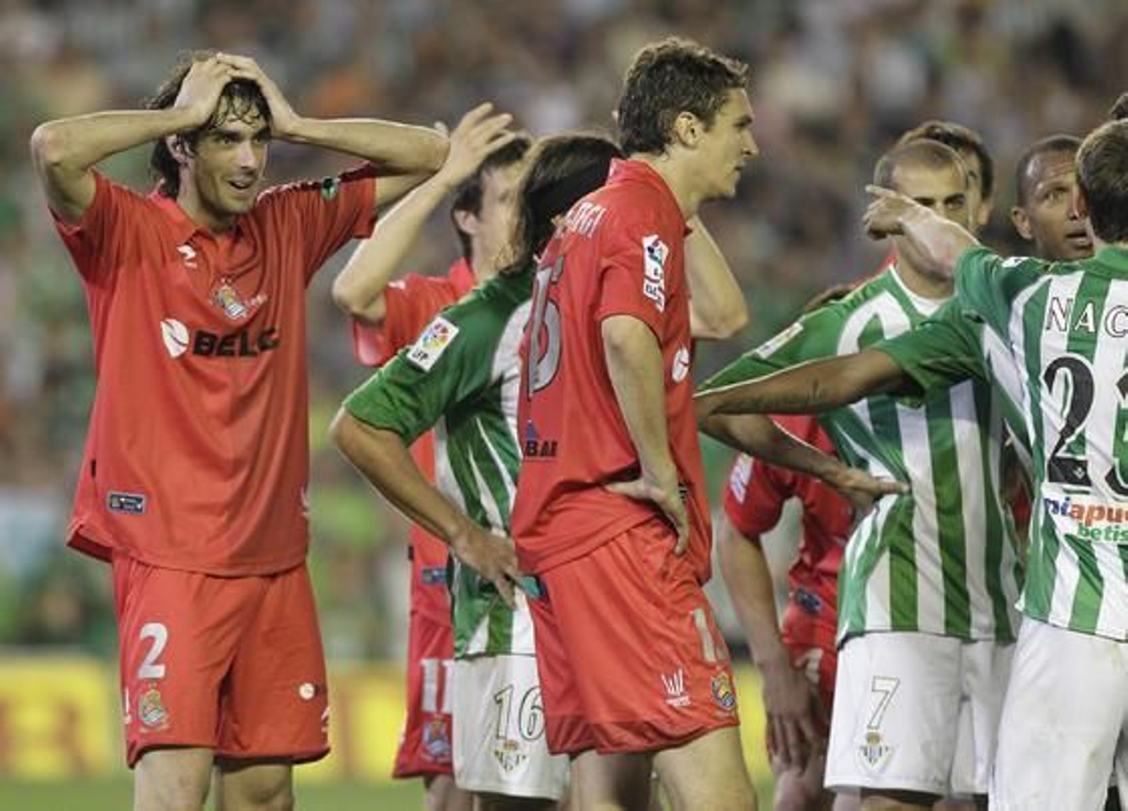 El Betis vuelve a meterse de lleno en la pelea por el ascenso tras ganar a la Real Sociedad. / Antonio Pizarro