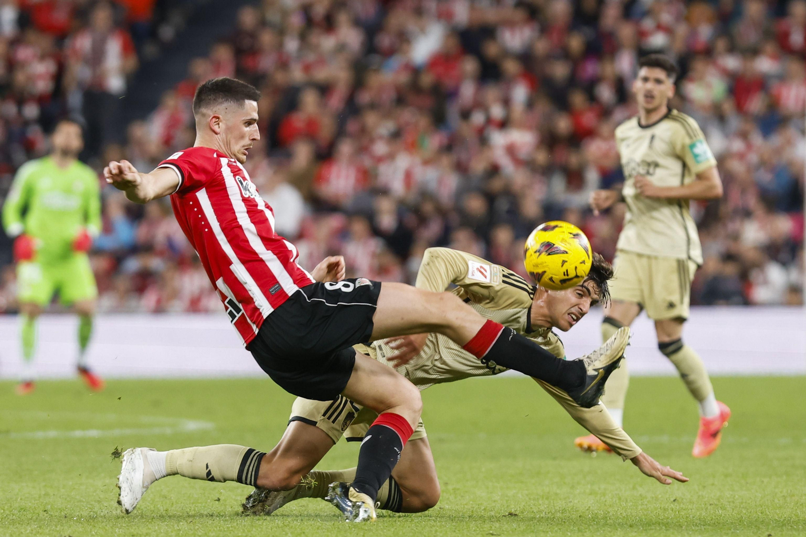 Gonzalo Villar trata de llegar al balón de cabeza
