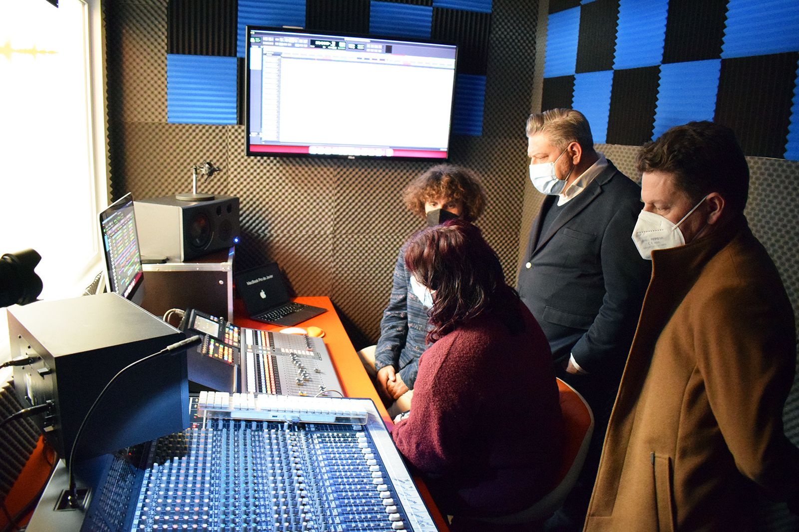 Diego Cruz y José Vélez visitando al alumnado de la Escuela de Imagen y Sonido.