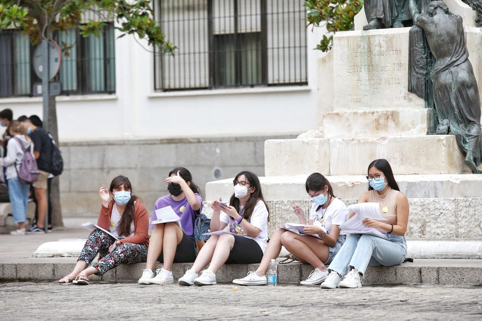 Cinco alumnas repasan en la plaza de Fragela.