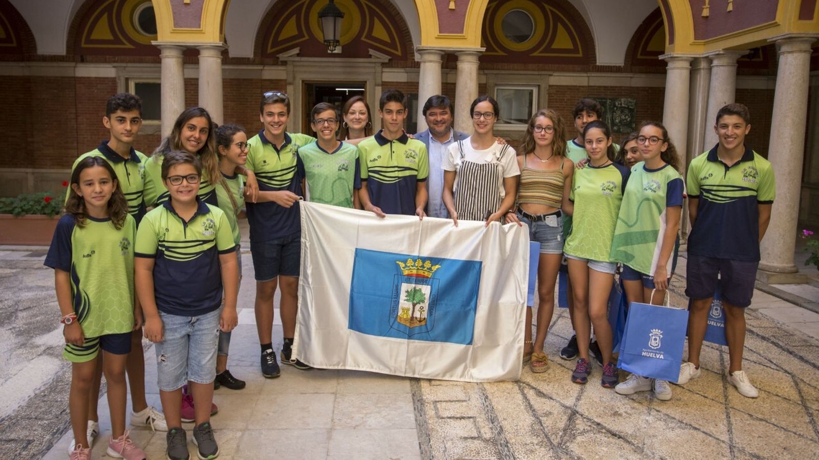 La nadadora onubense, junto a compañeros del CN Colombino en el Ayuntamiento.
