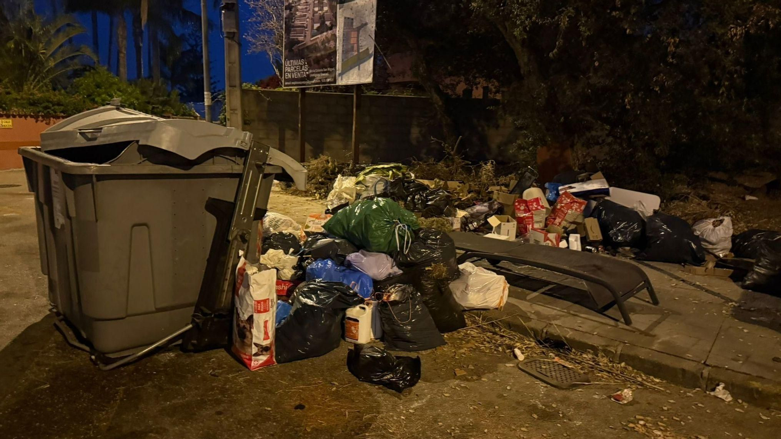 Uno de los puntos de recogida de basuras en la Colonia San Miguel, en Algeciras.