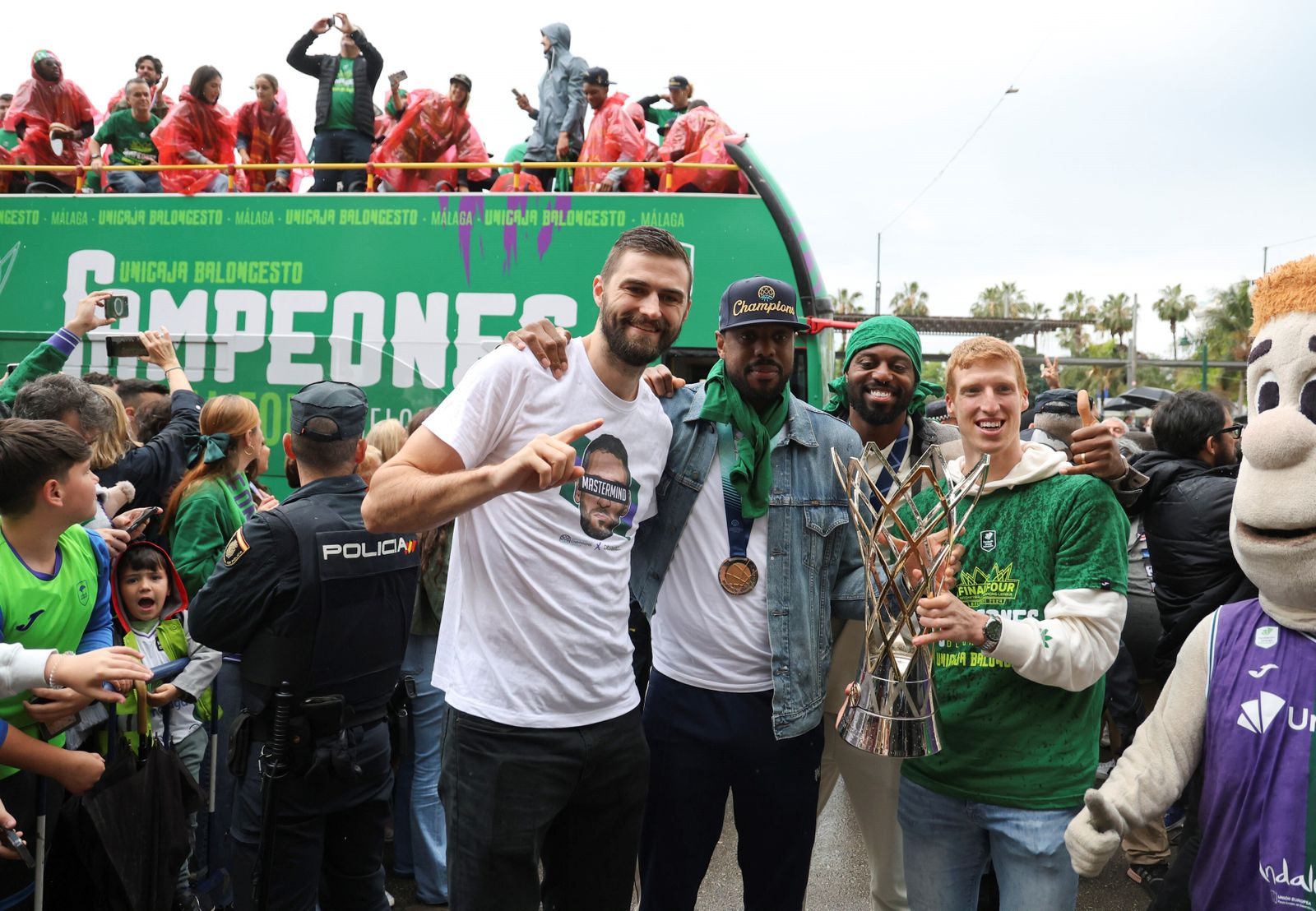 El Unicaja celebra en las calles de Málaga el título de la BCL