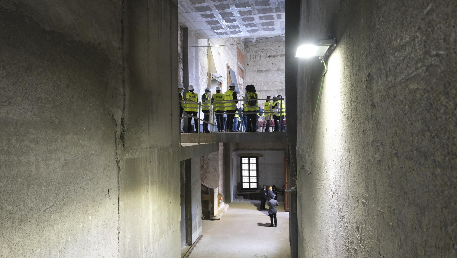 Fotogalería de la visita de Juanma Moreno a las obras del Ayuntamiento de Almería.