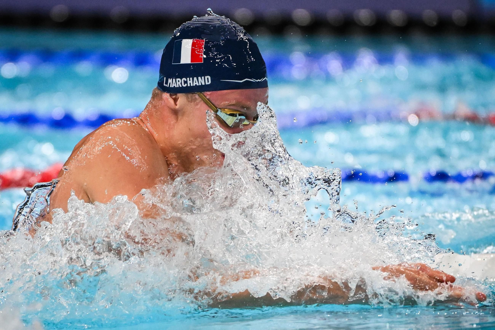 Leon Marchand durante la final del 4x100.